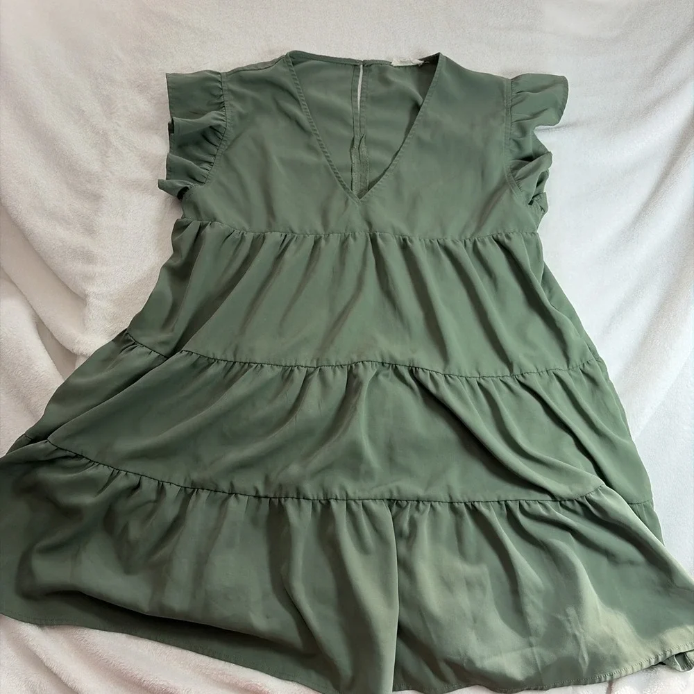 Entro Women's Green V-Neck‎ Dress Size Med Short Sleeve Flowy Boho Ruffles Lined